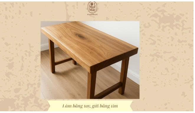 Bàn gỗ nguyên tấm với vân gỗ tự nhiên và chân gỗ chắc chắn.