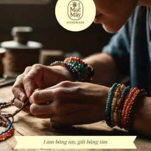 Nghệ nhân làm vòng tay bằng dây vải sáp